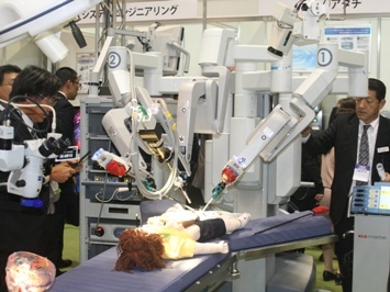 最先端の手術支援ロボットを展示